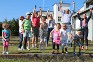 Kinder der AWO-Kita Herberhausen mit ihren Erzieherinnen Felicina Facchinetti und Nadine Lohmeier (hinten links), Familienfest-Organisatorin Vera Heidrich, Bürgermeister Rainer Heller und die Vorsitzende des Fördervereins Hohenloh Gabriela Beugholt