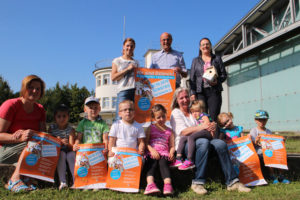 Kinder der AWO-Kita Herberhausen mit den Veranstaltungsplakaten und ihren Erzieherinnen Nadine Lohmeier (vorne links) und Felicina Facchinetti (vorne rechts) , Organisatorin Vera Heidrich (hinten links), Bürgermeister Rainer Heller und Gabriela Beugholt (Vorsitzende Förderverein Hohenloh) (Foto: Stadt Detmold)